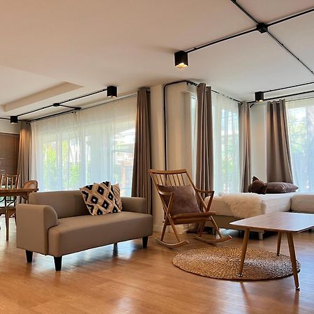 Mini-Me Hubs, Charm Suites & Pool In Old City Chiang Mai Ngoại thất bức ảnh