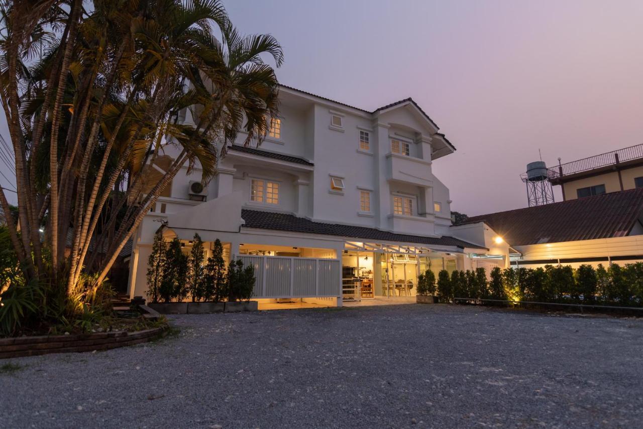 Mini-Me Hubs, Charm Suites & Pool In Old City Chiang Mai Ngoại thất bức ảnh