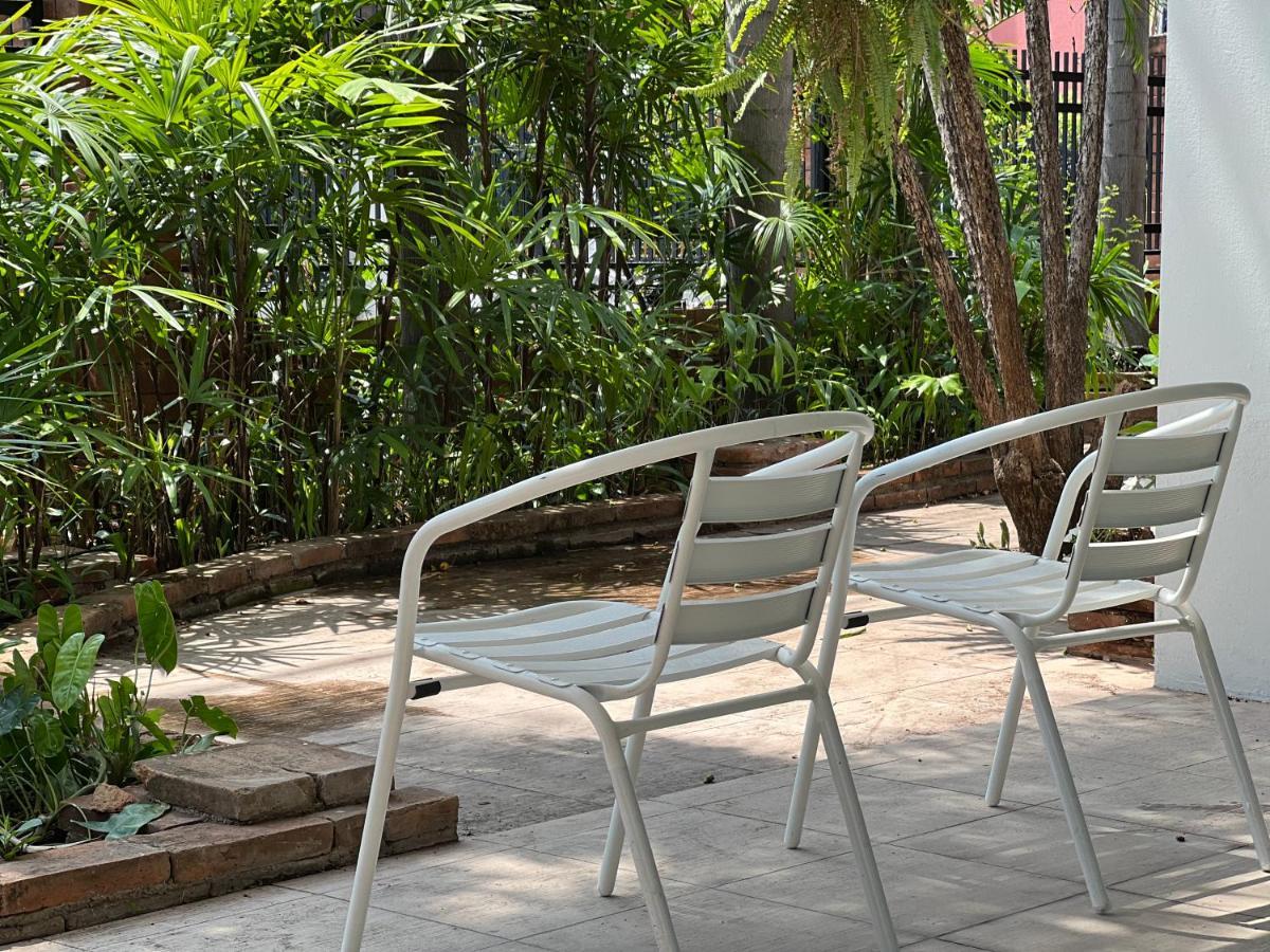 Mini-Me Hubs, Charm Suites & Pool In Old City Chiang Mai Ngoại thất bức ảnh
