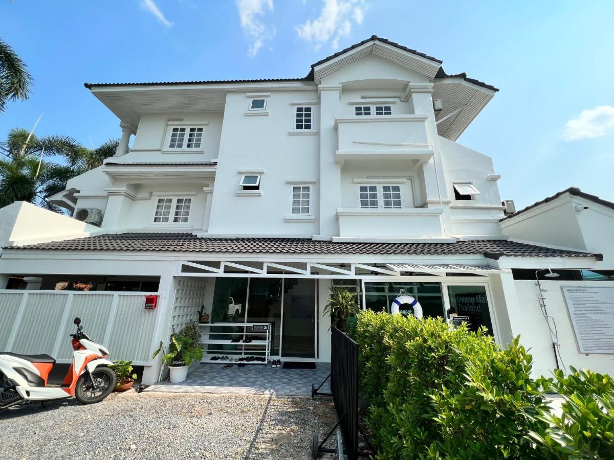 Mini-Me Hubs, Charm Suites & Pool In Old City Chiang Mai Ngoại thất bức ảnh