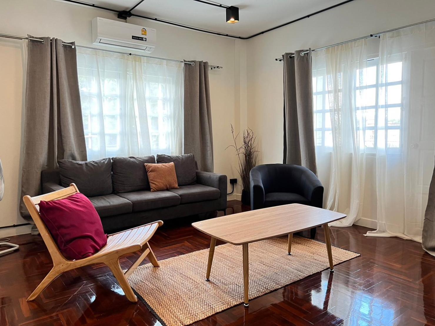 Mini-Me Hubs, Charm Suites & Pool In Old City Chiang Mai Ngoại thất bức ảnh