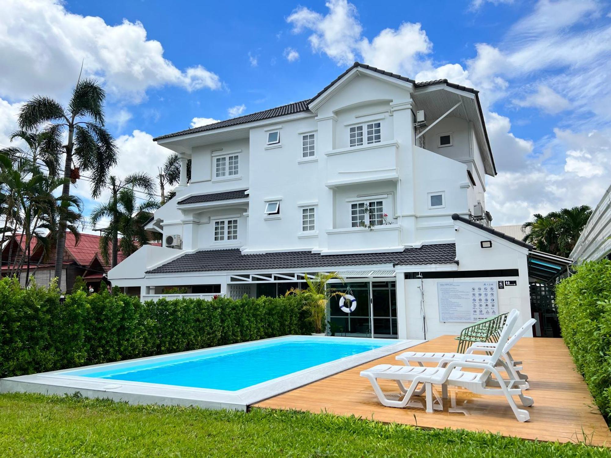 Mini-Me Hubs, Charm Suites & Pool In Old City Chiang Mai Ngoại thất bức ảnh
