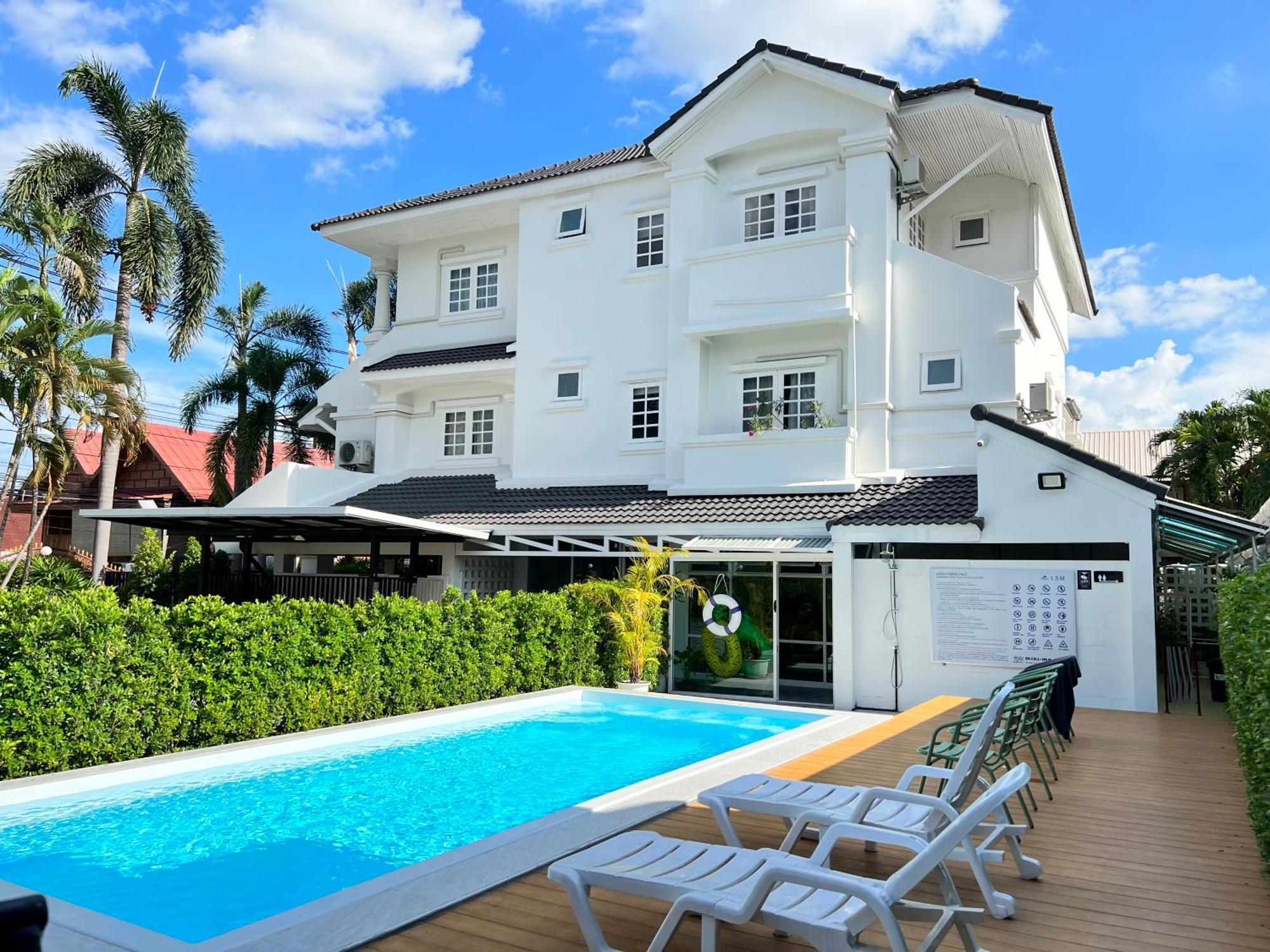 Mini-Me Hubs, Charm Suites & Pool In Old City Chiang Mai Ngoại thất bức ảnh