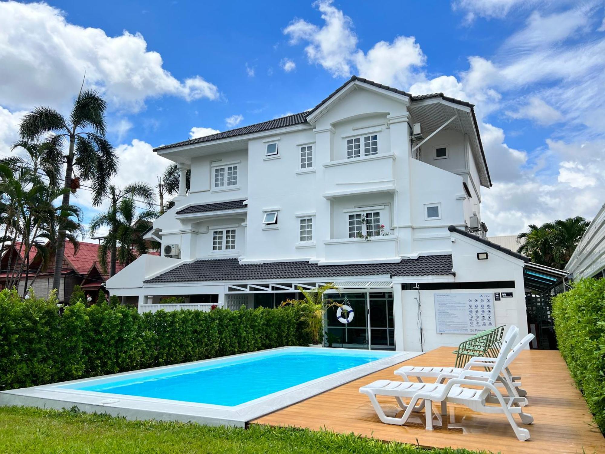 Mini-Me Hubs, Charm Suites & Pool In Old City Chiang Mai Ngoại thất bức ảnh