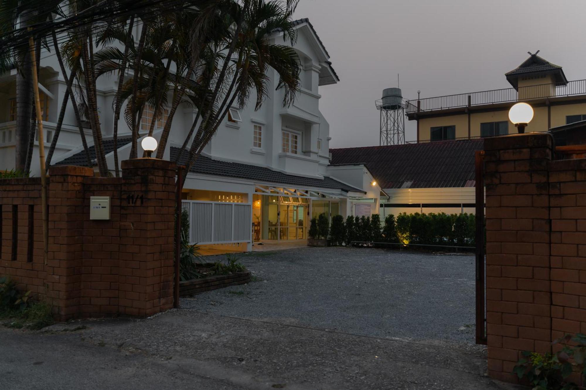 Mini-Me Hubs, Charm Suites & Pool In Old City Chiang Mai Ngoại thất bức ảnh